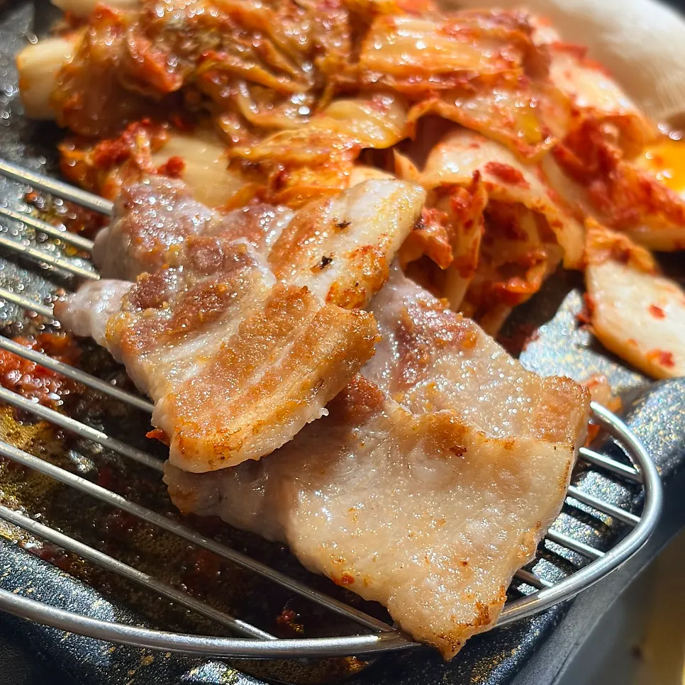 Cooked meat placed on a hot plate