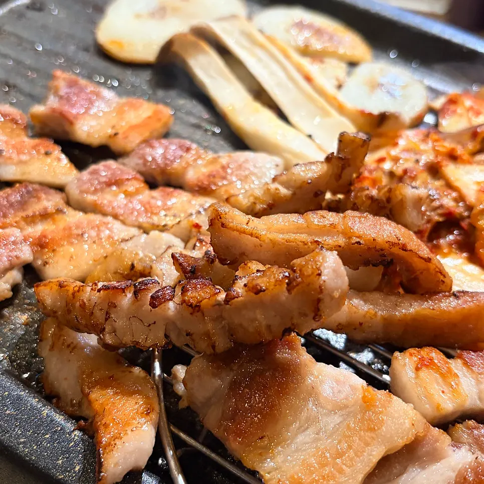 Tender and chewy grilled pork jowl
