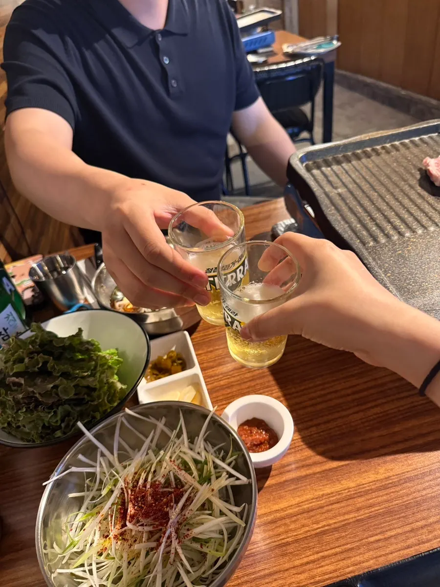고기와 함께 곁들인 숙주 샐러드 접시