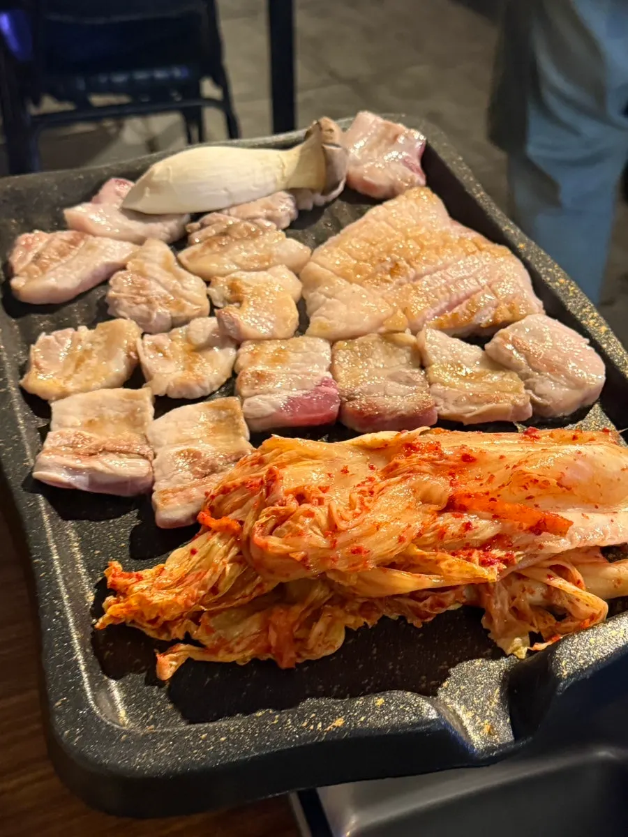 불판에서 노릇하게 익어가는 삼겹살