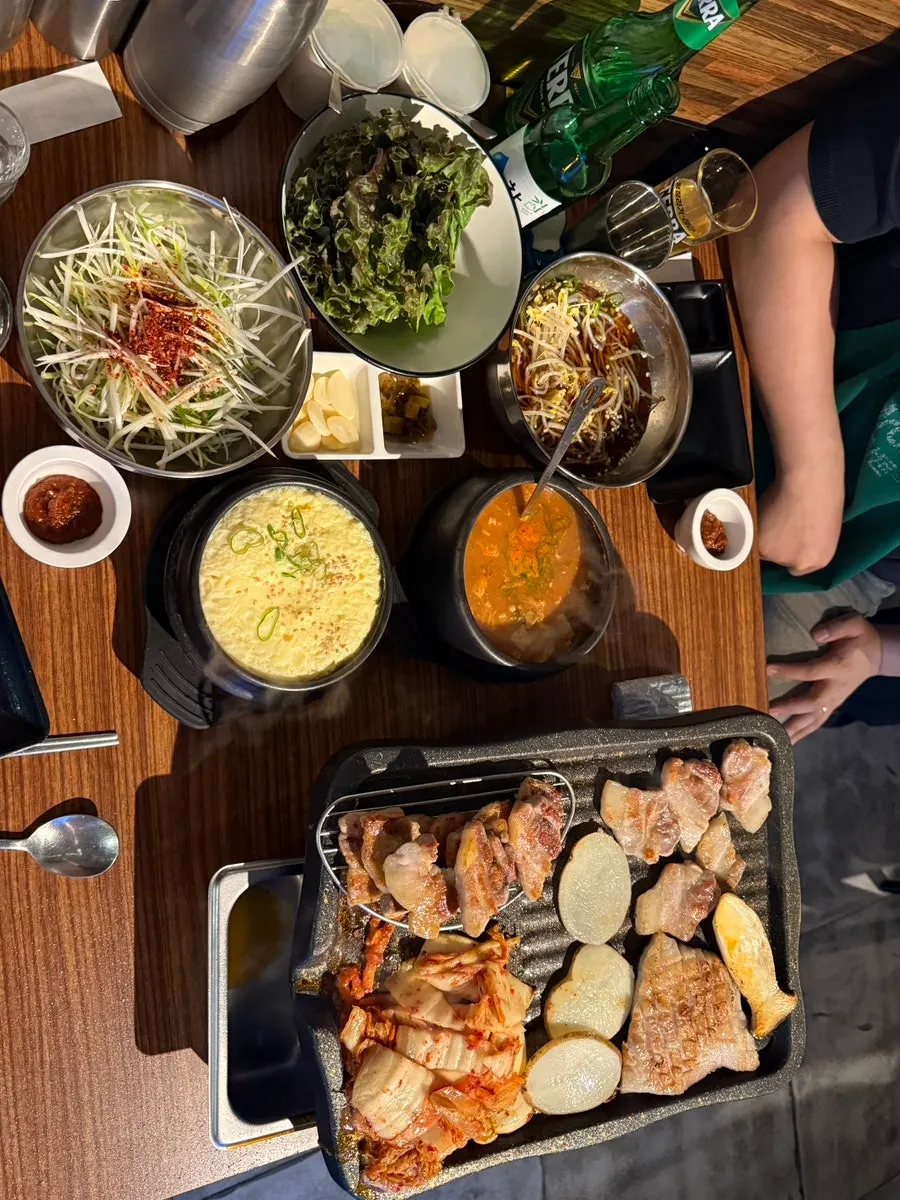 겉이 노릇하게 구워진 삼겹살 한 점
