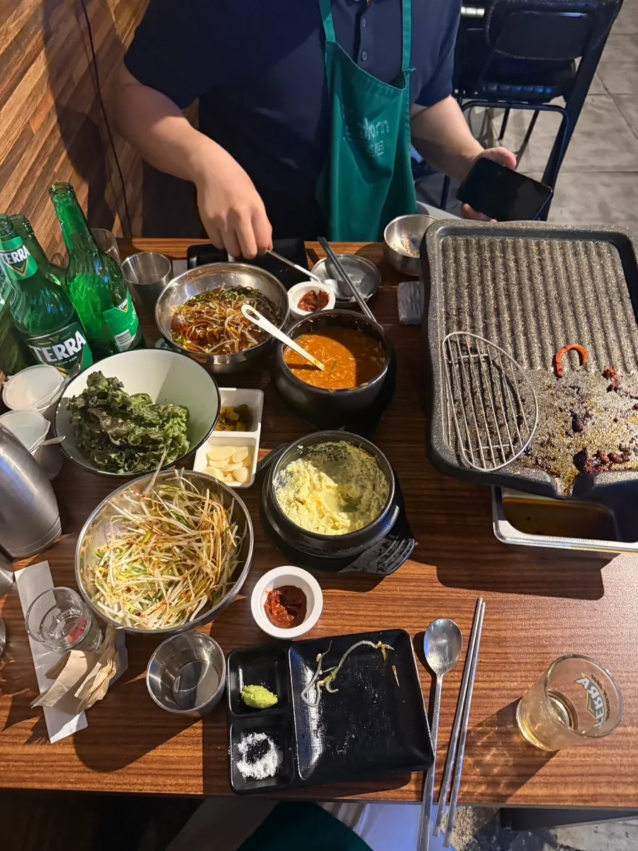 삼겹살에 구운 김치를 올린 한 쌈