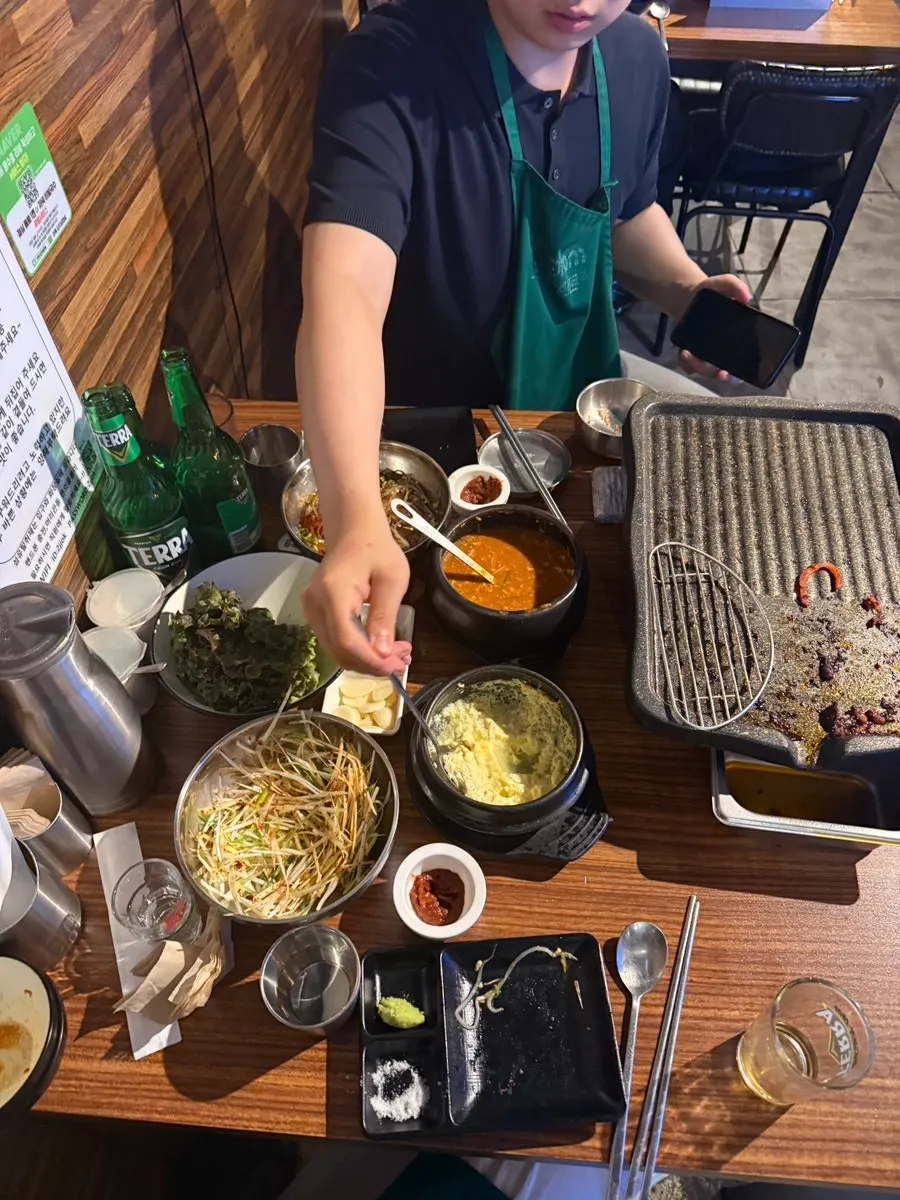 고기와 반찬이 차려진 식사 마무리 상