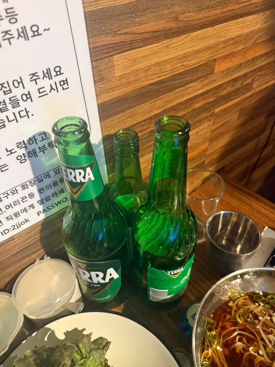 완뚝한 빈 접시와 그릇