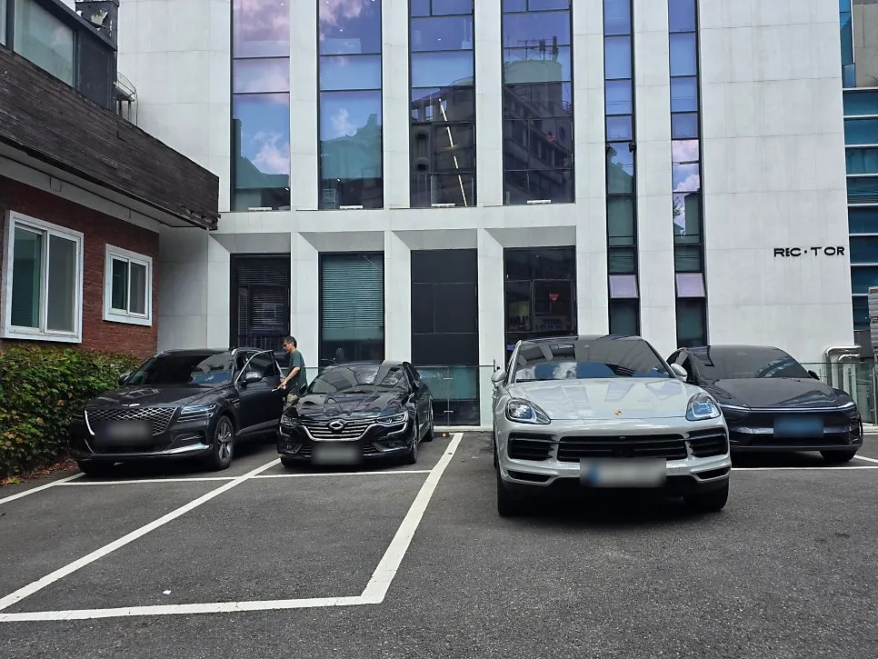 Parking space used during the Recteur Seoul visit