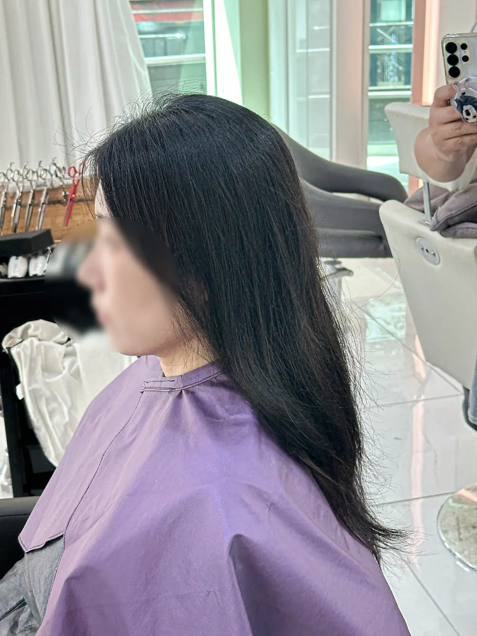 Consultation with stylist Jihyeok about the perm style