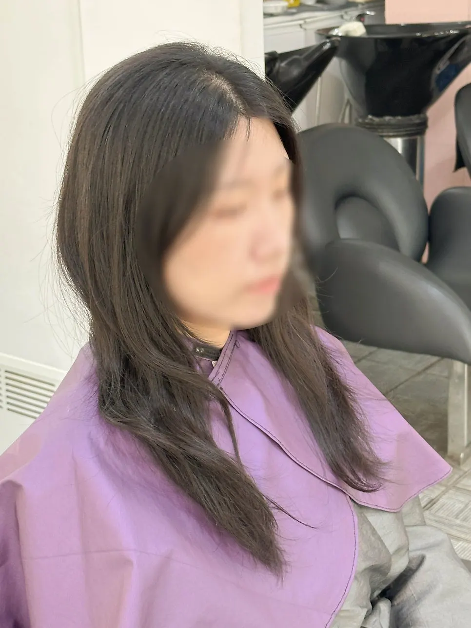 Consultation scene checking hair length before the service