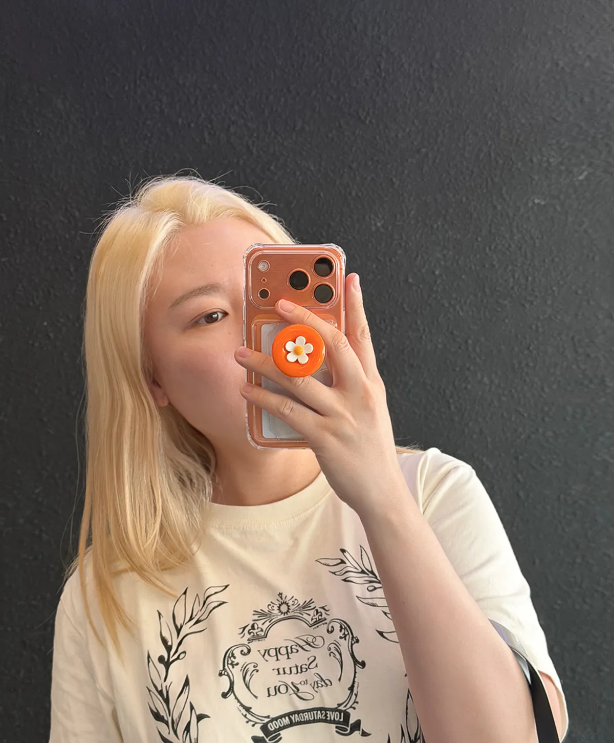 뿌리탈색 후 밝은 금발 머리 대표 사진