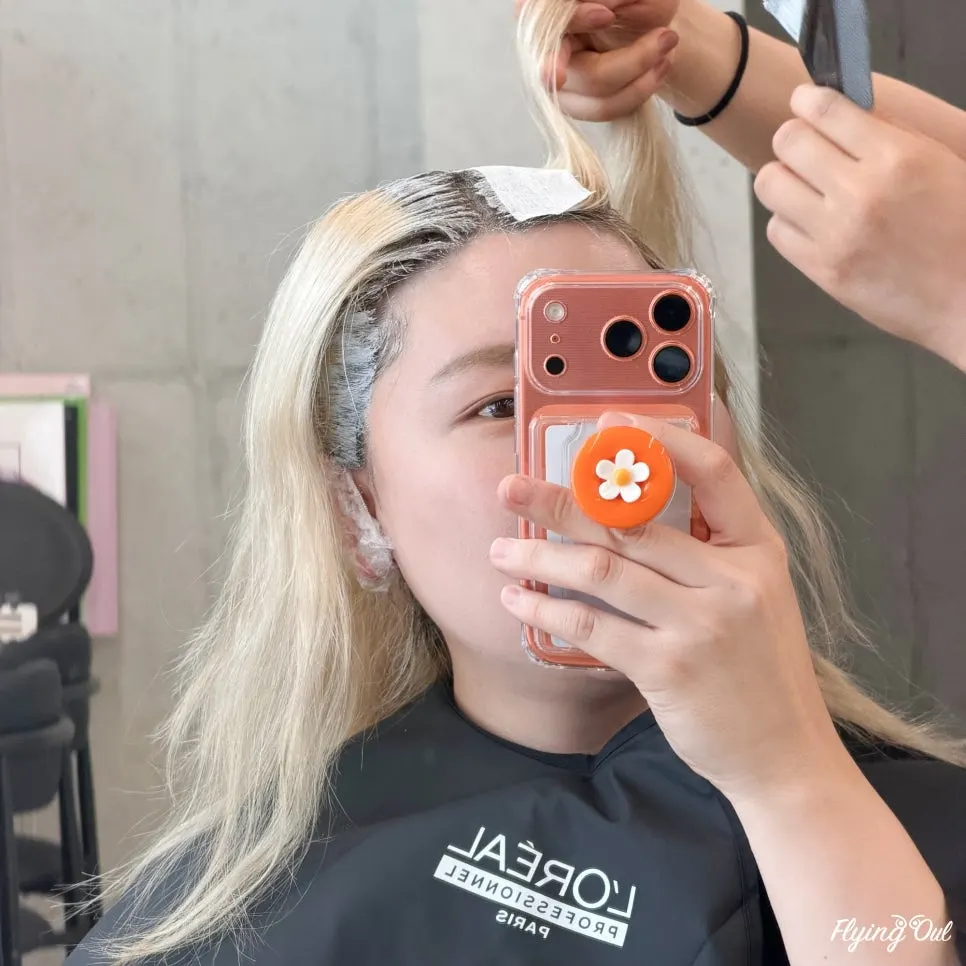 담당 디자이너가 탈색약을 도포하는 모습