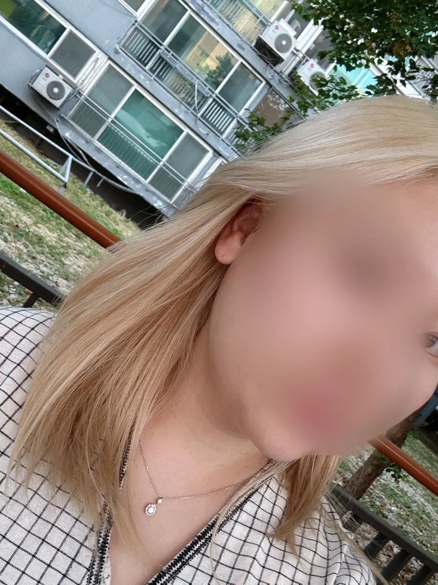 뿌리까지 정리된 밝은 금발 애프터