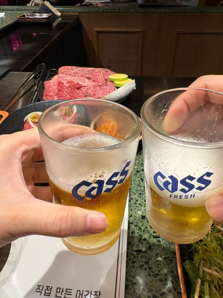 살얼음이 낀 카스 병맥주와 맥주잔