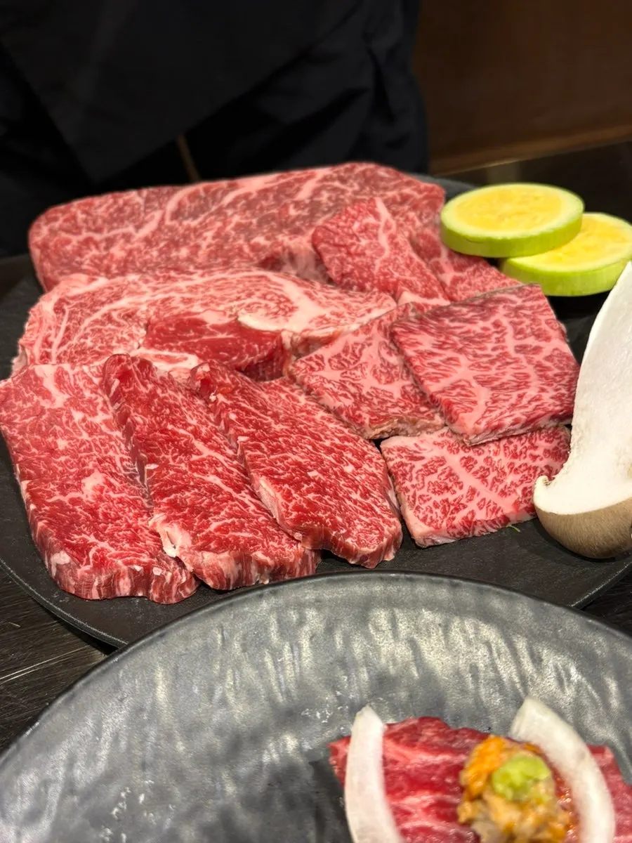 눈꽃 마블링의 한우스페셜세트 600g 접시