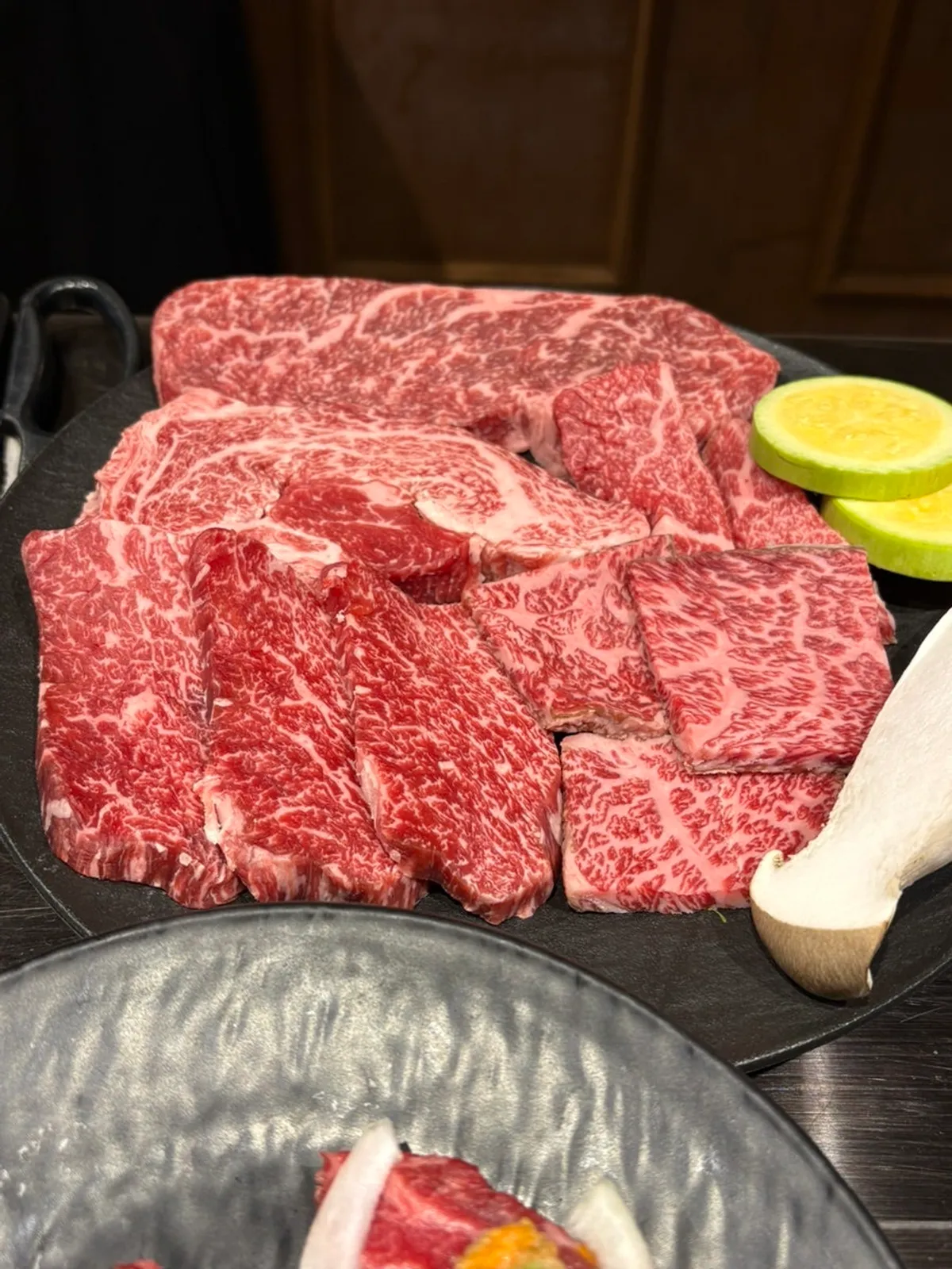 새우살과 살치살이 담긴 한우 스페셜세트 클로즈업