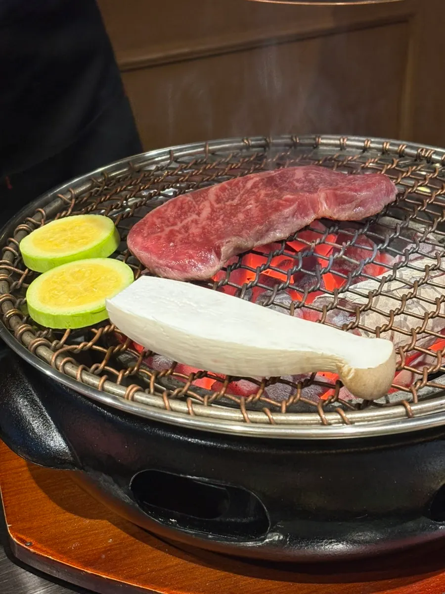 숯불 화로에서 구워지는 한우 특수부위
