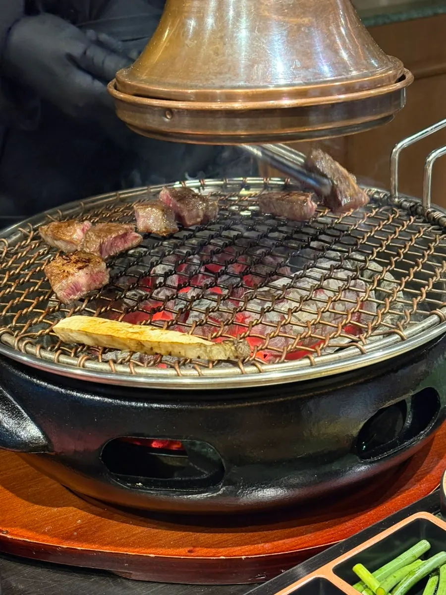 직원이 그릴링해 접시에 올려준 한우 한 점