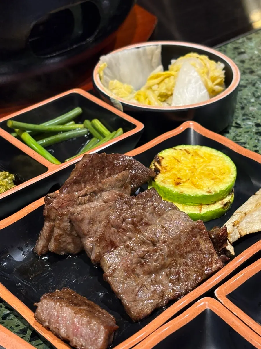 결대로 찢긴 소고기가 보이는 된장찌개 한 숟갈