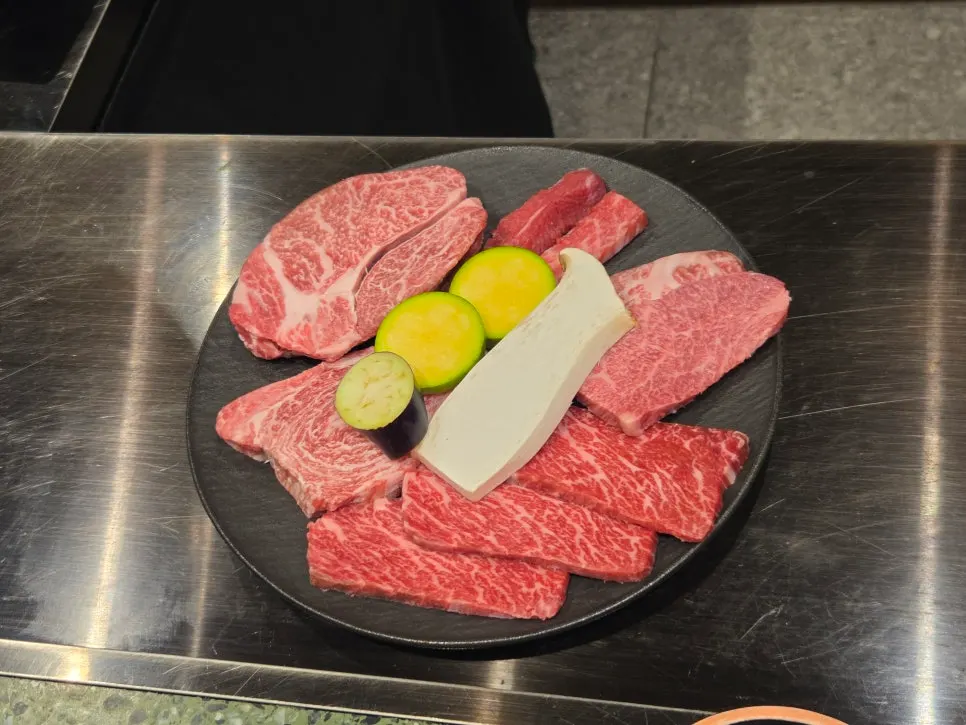 부위별로 세팅된 한우 스페셜세트 고기 접시