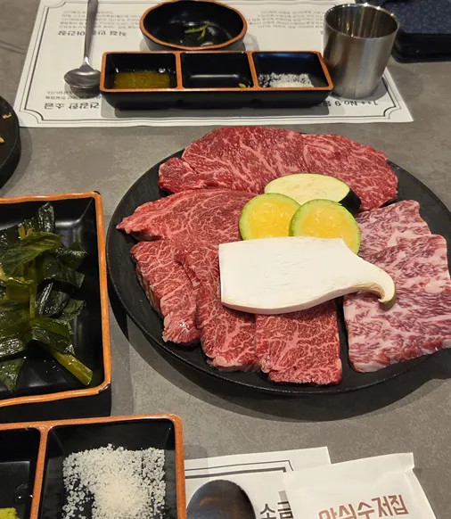 Plate of raw hanwoo cuts from the Hanwoo Special Set