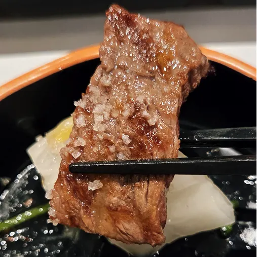 알맞게 구워진 한우 한 점