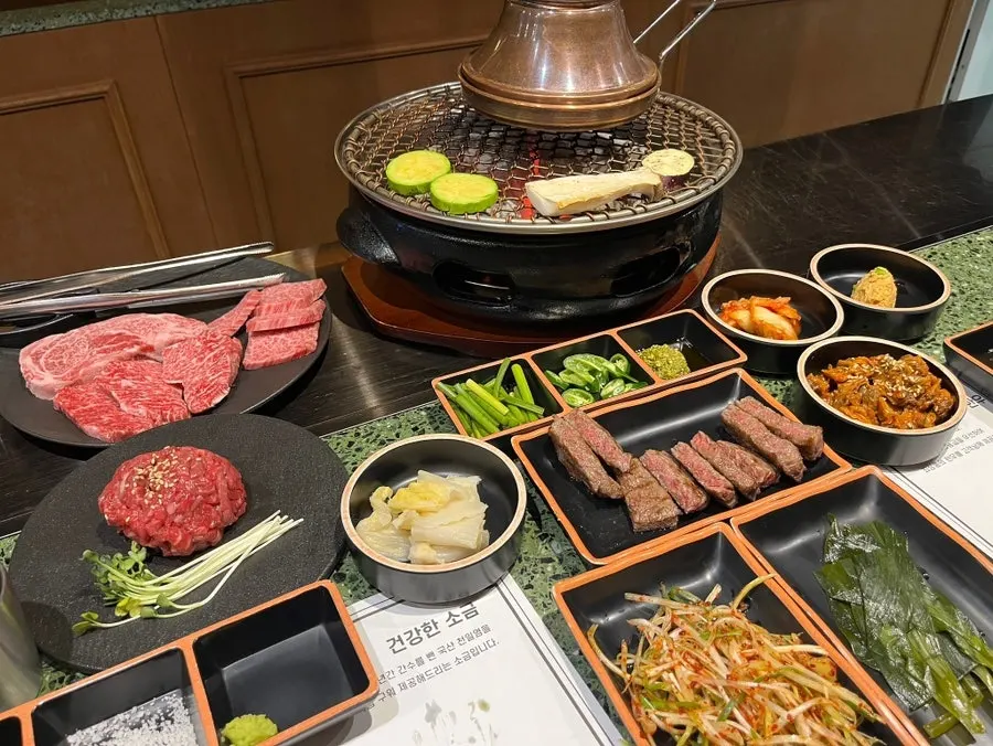 Table setting of grilled hanwoo at Eutteum Aged Hanwoo No.9 Hapjeong Branch