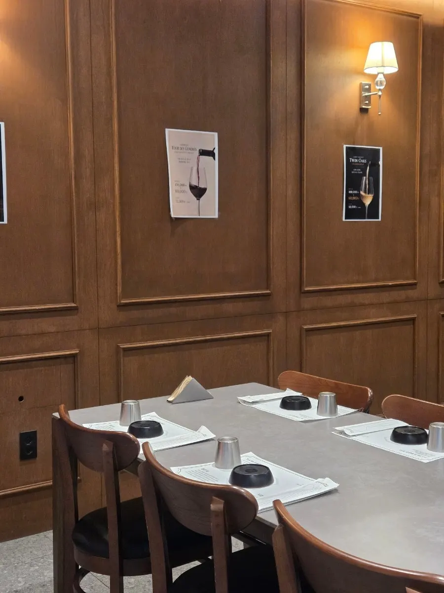 Interior tables at Eutteum Aged Hanwoo No.9