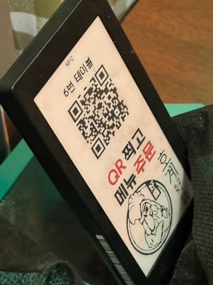 조용한 분위기의 테이블 좌석