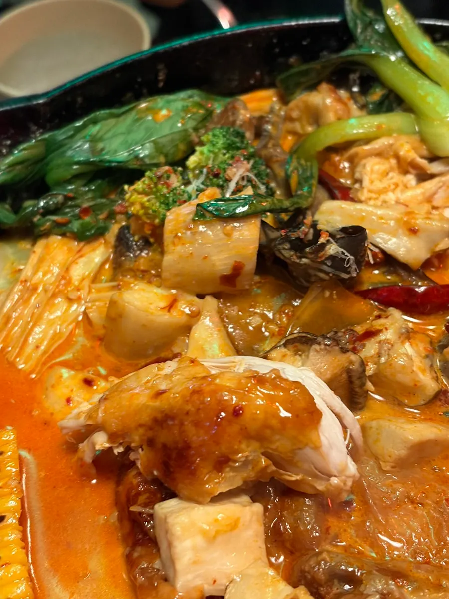 청경채와 옥수수 토핑이 올라간 마라크림통닭