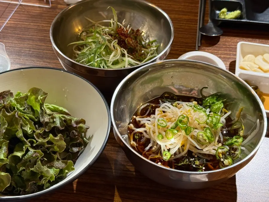 이쪽 김치삼겹살 밑반찬 상차림