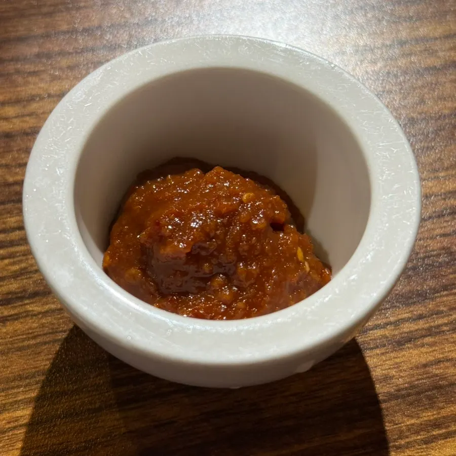 쌈장과 소금, 와사비가 놓인 테이블