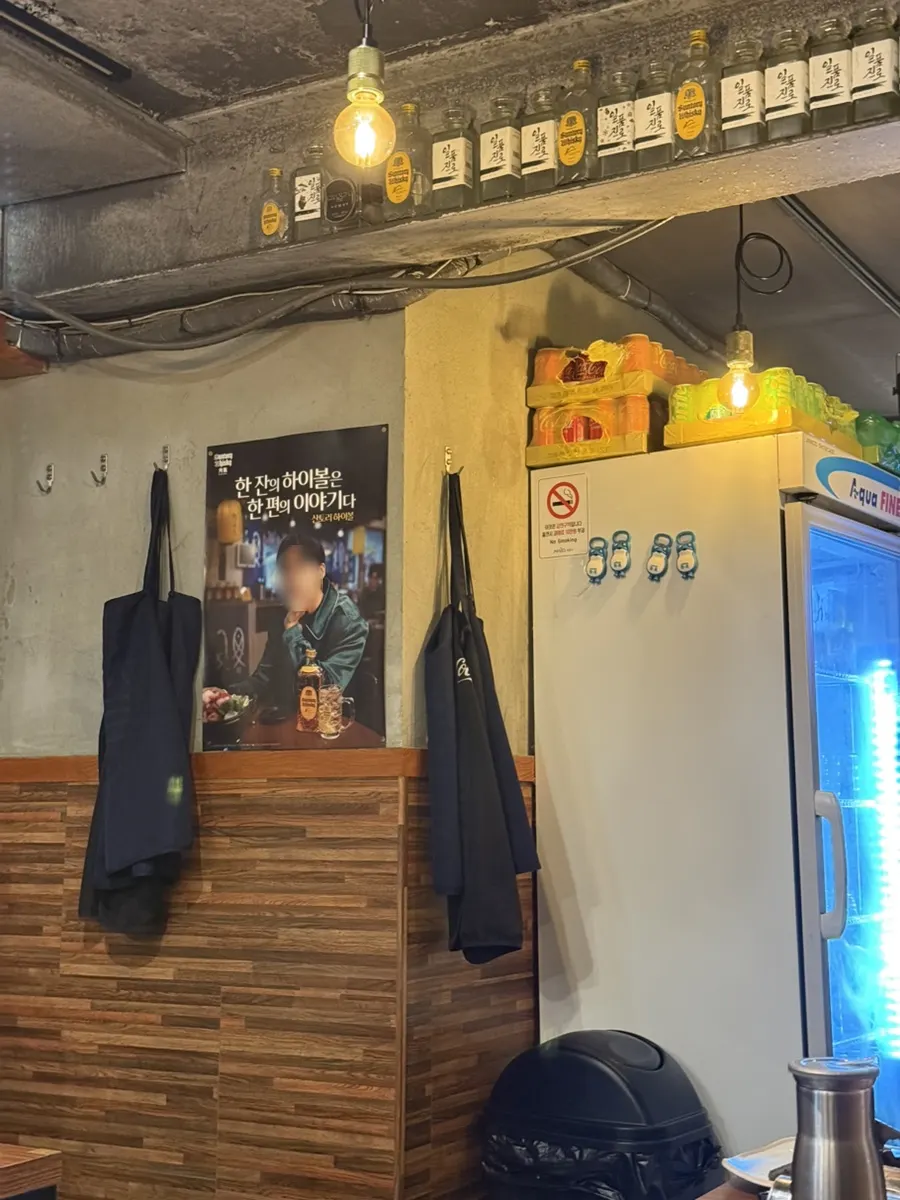 벽에 앞치마가 걸린 이쪽 김치삼겹살 매장 내부