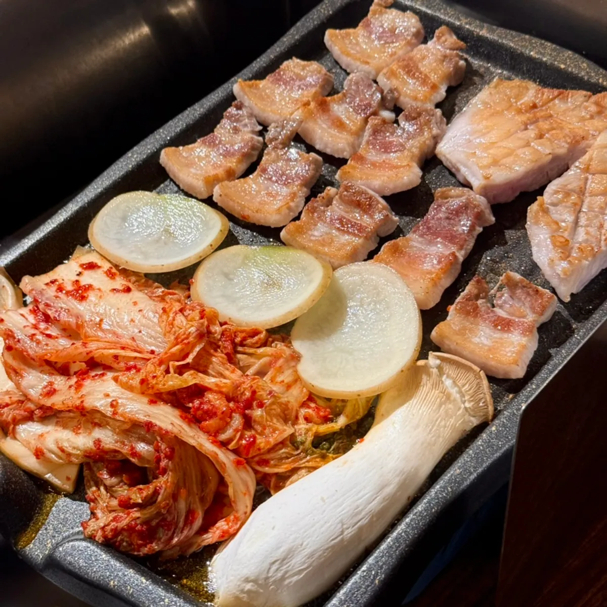 사장님이 구워준 김치삼겹살 구이