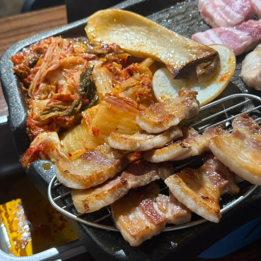 불판에서 익어가는 김치와 감자, 버섯