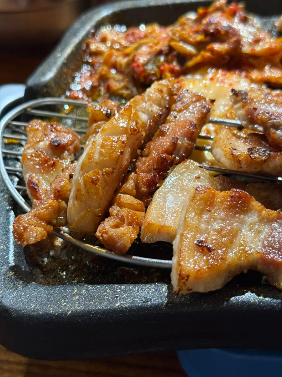 다 익은 삼겹살과 밑반찬 한 상