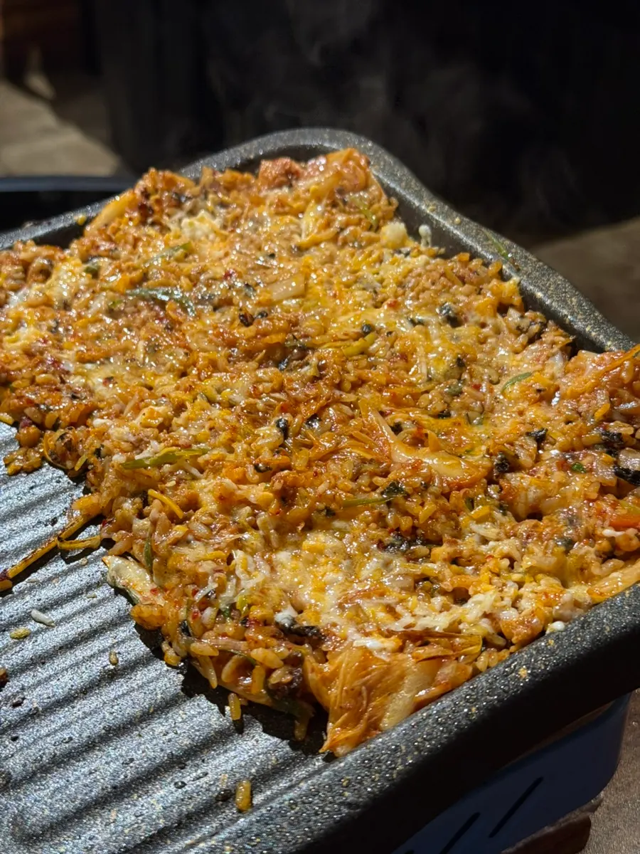 치즈를 추가한 마무리 볶음밥
