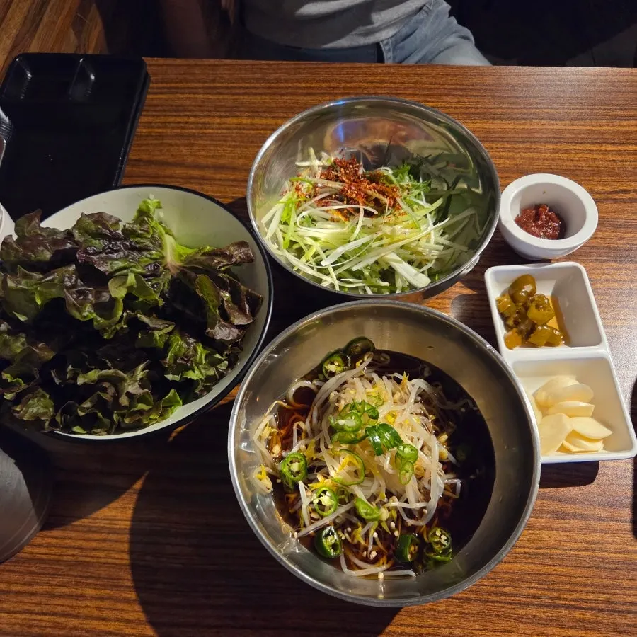 Generously arranged basic side dishes