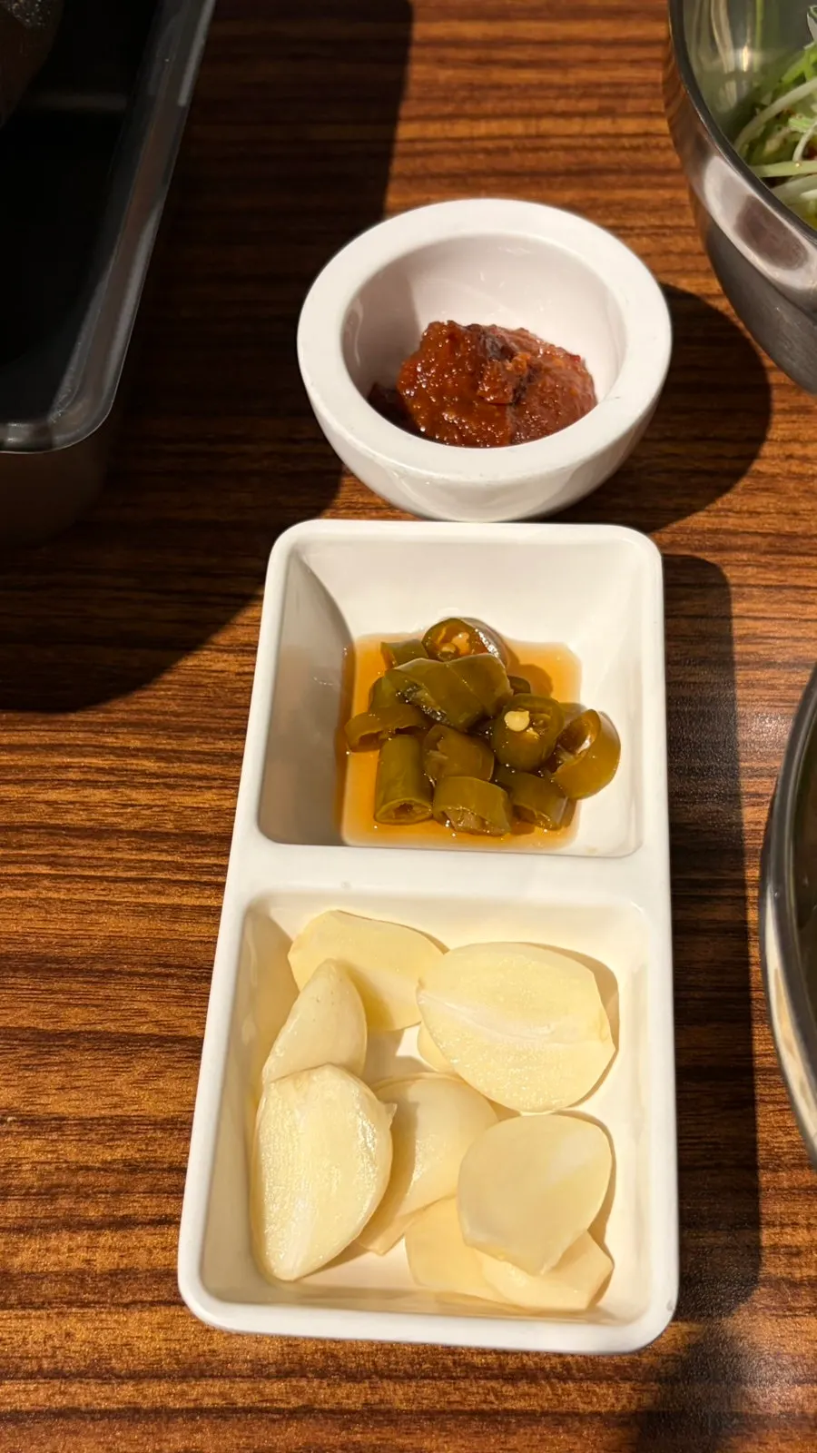 밑반찬이 깔린 고깃집 테이블