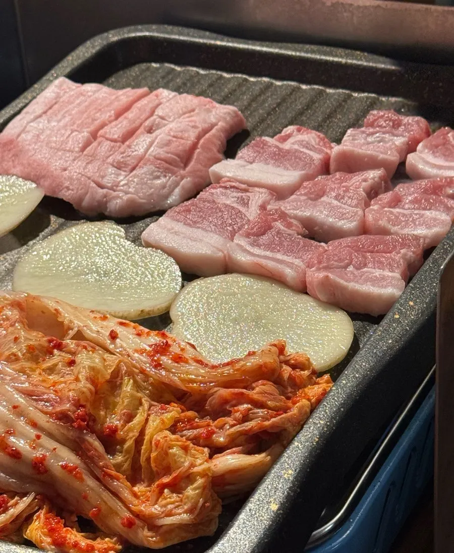 생삼겹살 2인분과 통항정살 1인분 접시