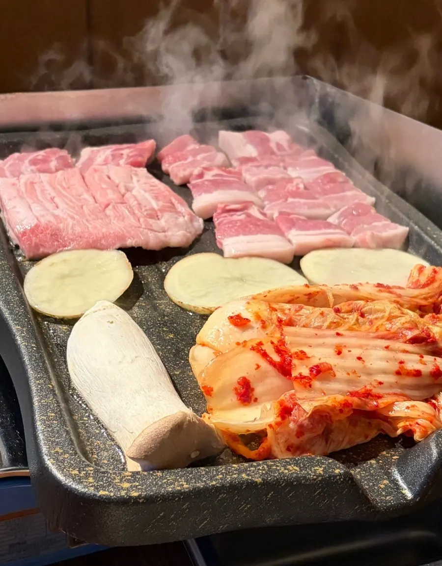 불판에 올려진 생삼겹살
