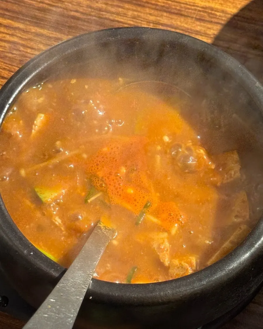 김치와 감자, 버섯을 함께 굽는 불판