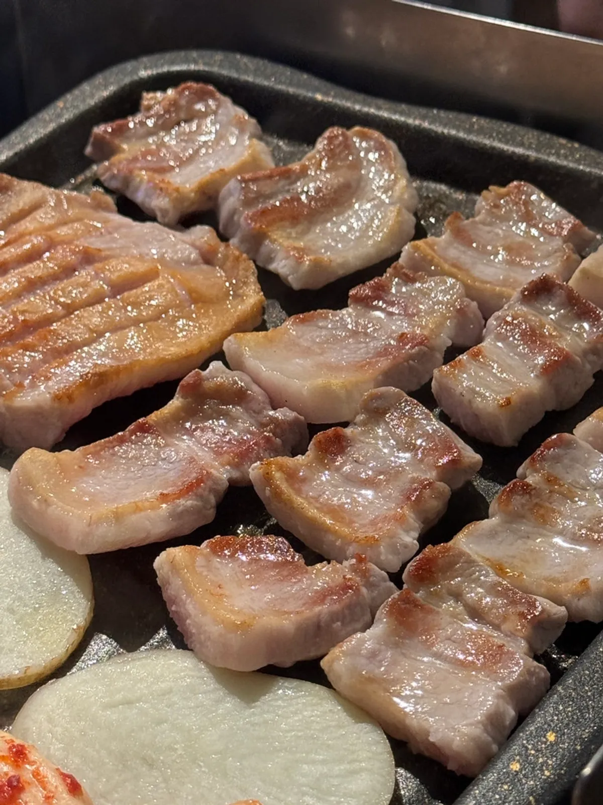 익어가는 삼겹살과 구운 김치