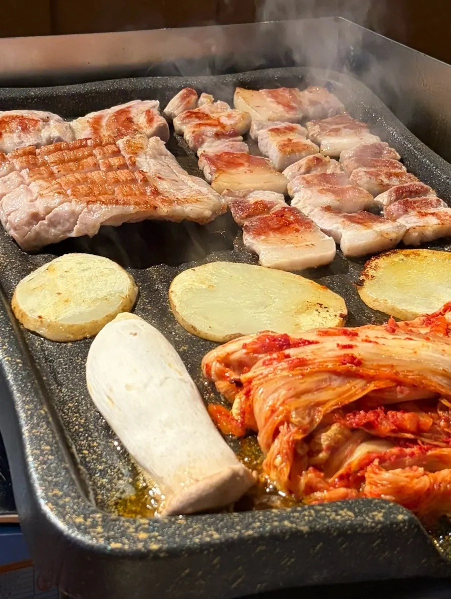 김치와 함께 구워지는 삼겹살