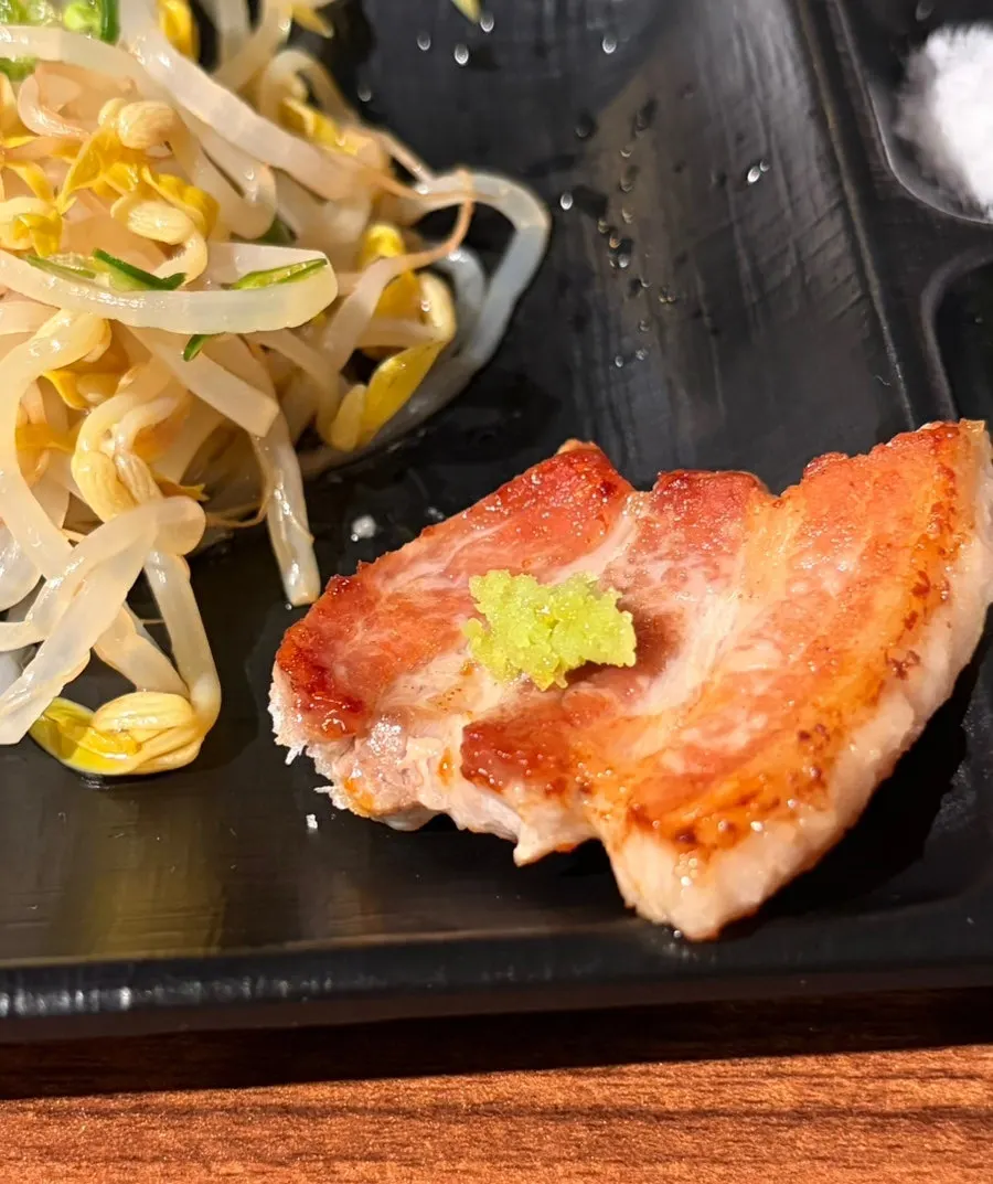 석쇠에 올려진 다 구워진 삼겹살