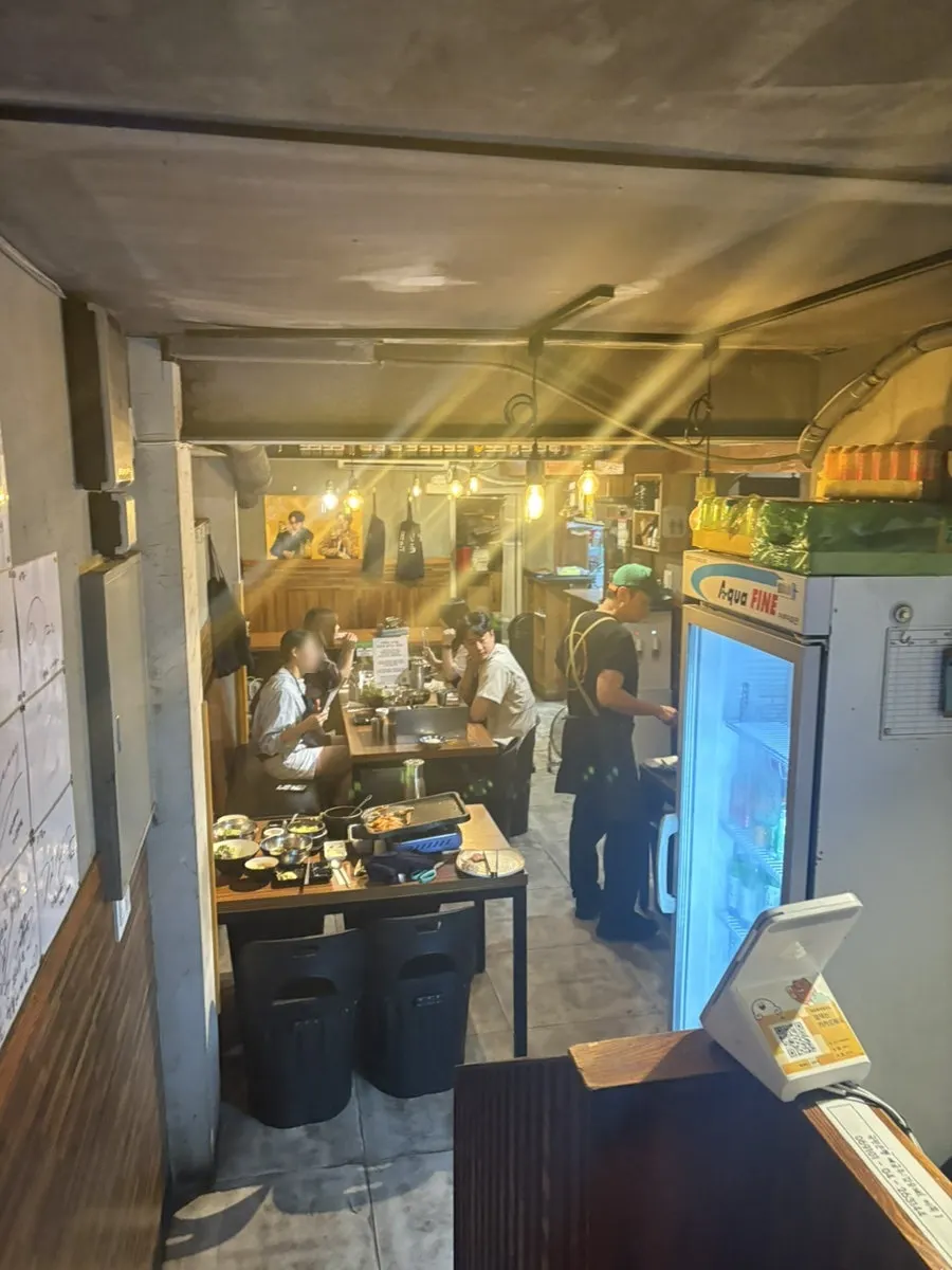 Interior of Ijjok Kimchi Samgyeopsal spanning two floors