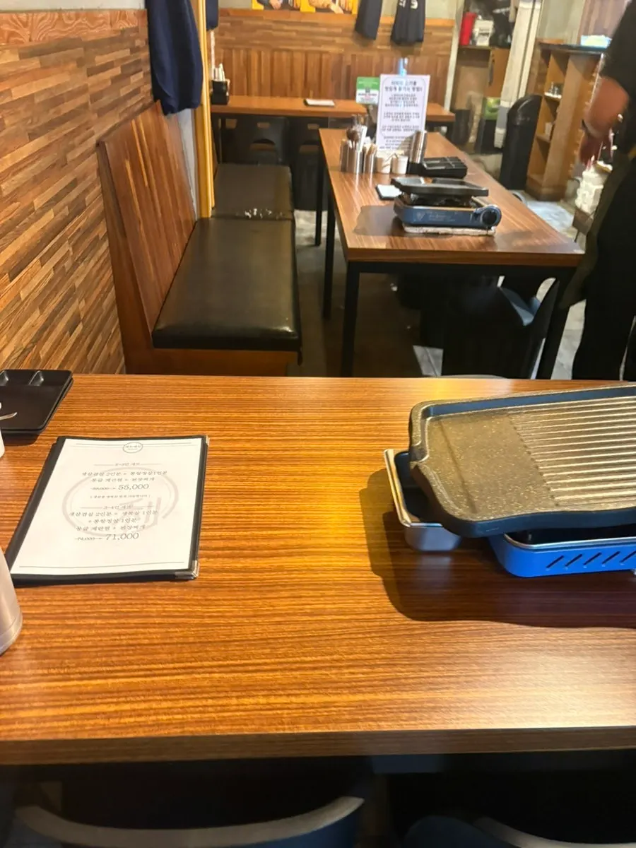 Table and grill at Ijjok Kimchi Samgyeopsal