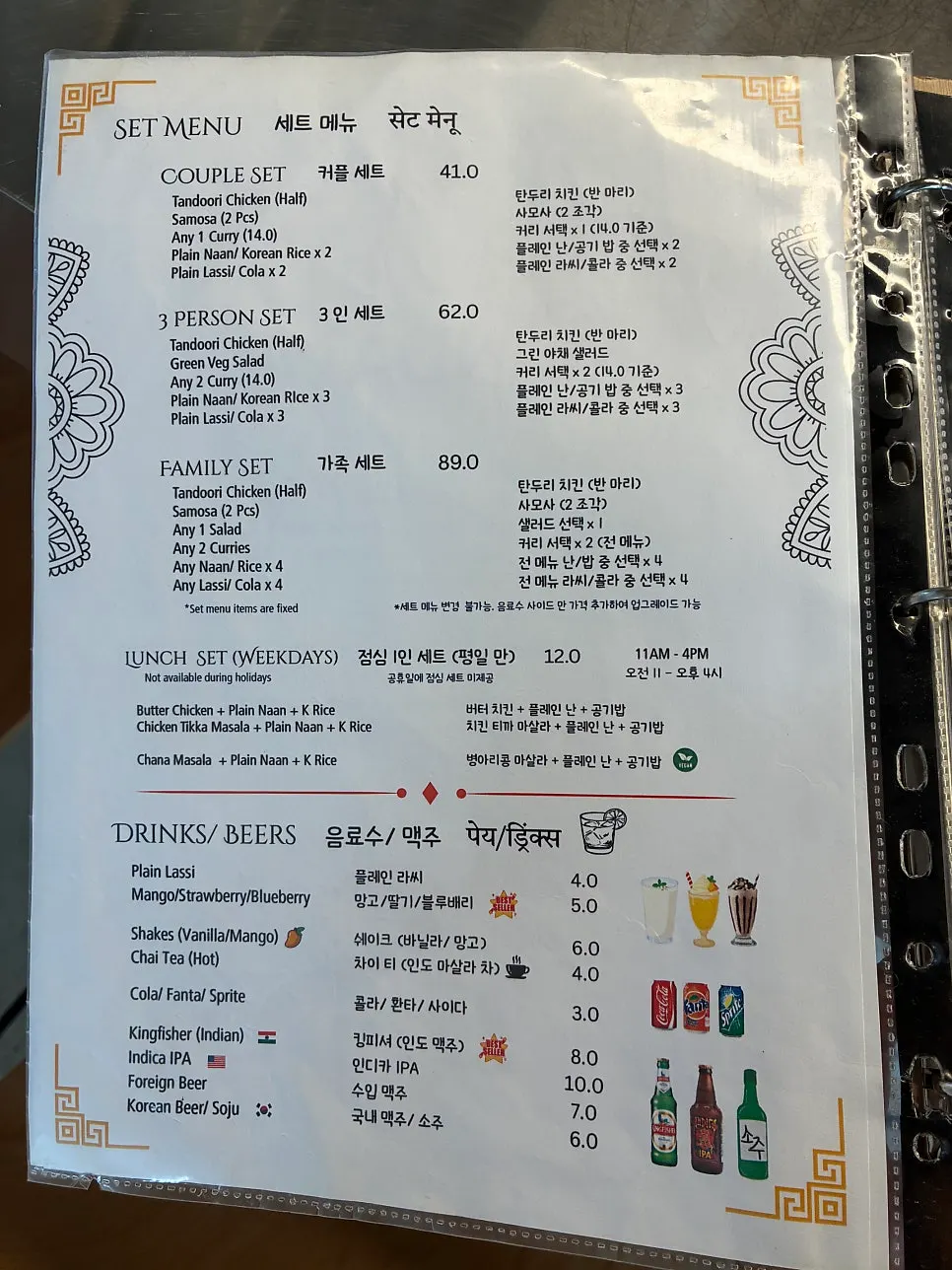 위스키와 와인이 진열된 바 선반