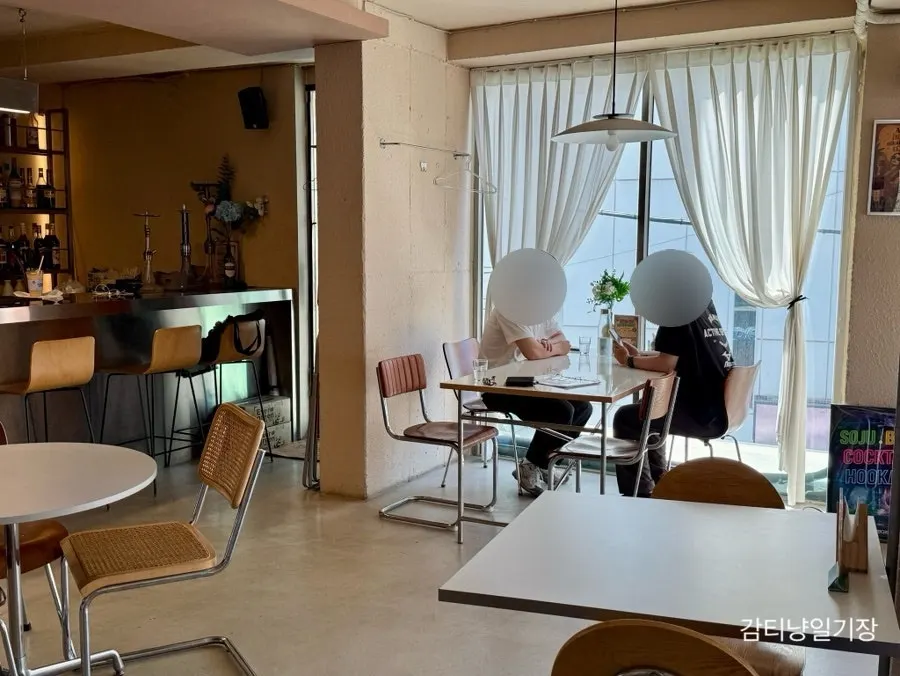 카페 같은 모던한 매장 내부