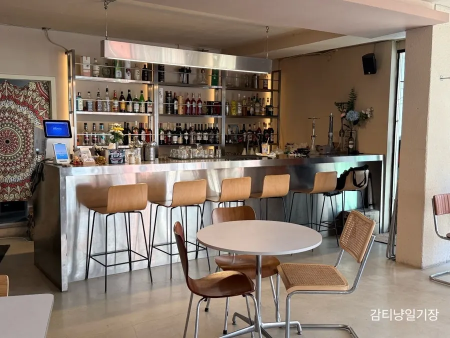 넓게 배치된 만다라 인도 라운지 좌석