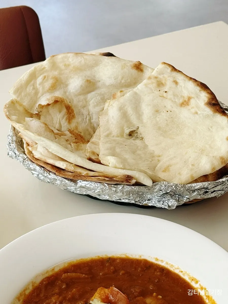 큼직한 치킨이 들어간 치킨마크니 카레