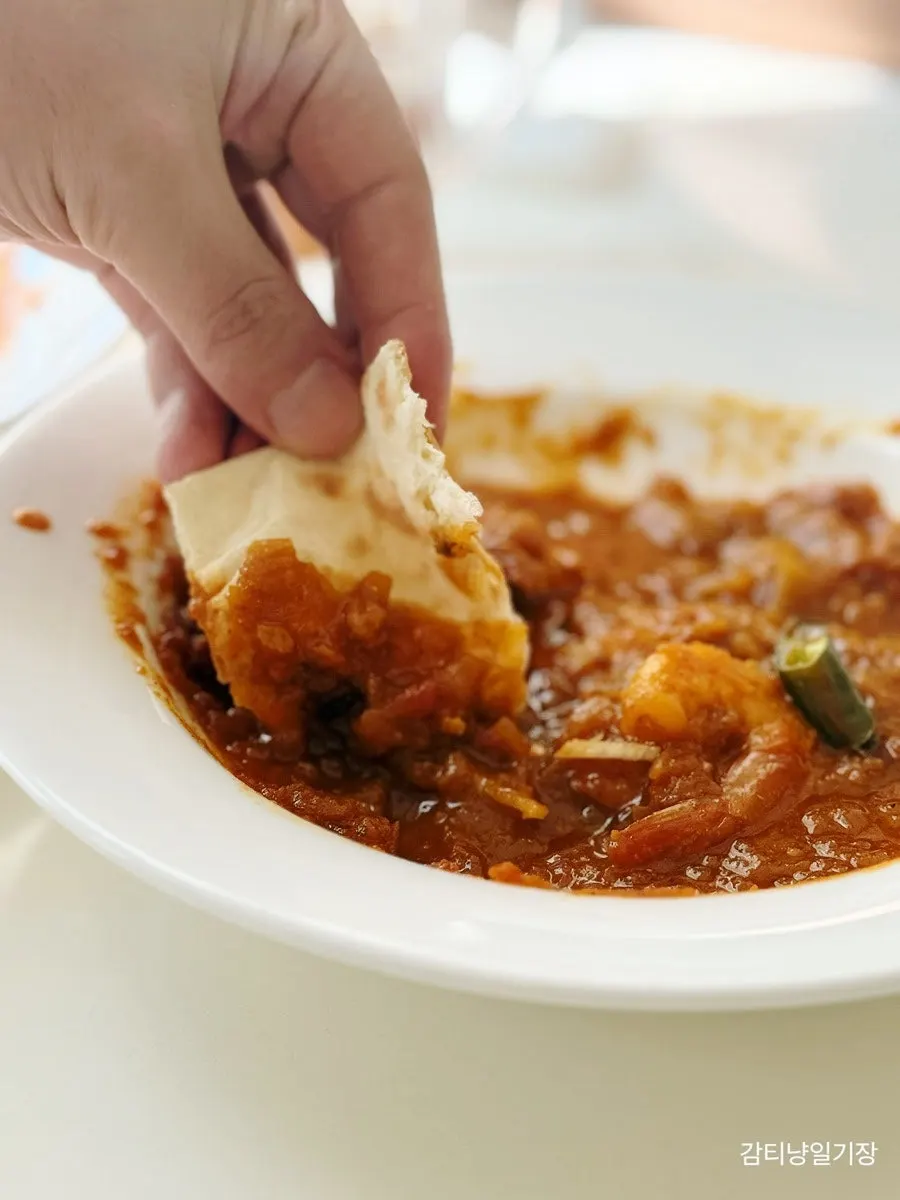 식사를 마친 만다라 인도 라운지 테이블