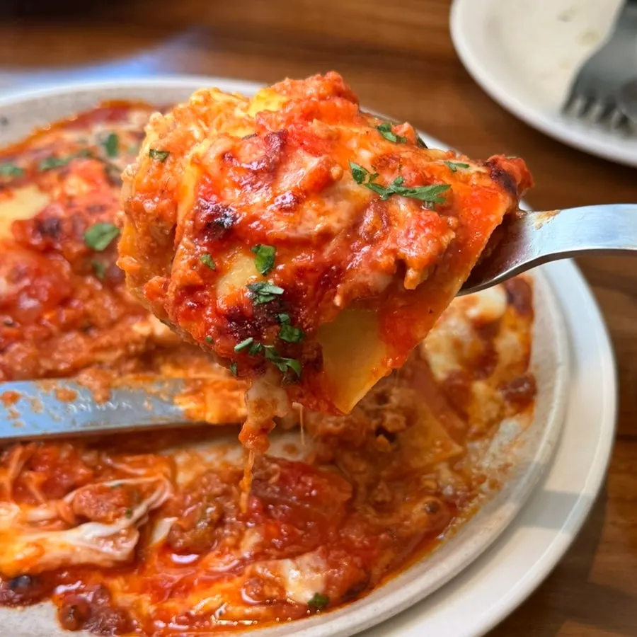 치즈와 라구 소스가 가득한 라자냐 단면